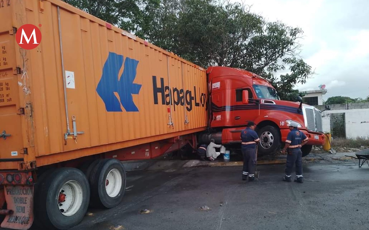 Tráiler casi se impacta contra una casa en Pueblo Viejo, Veracruz