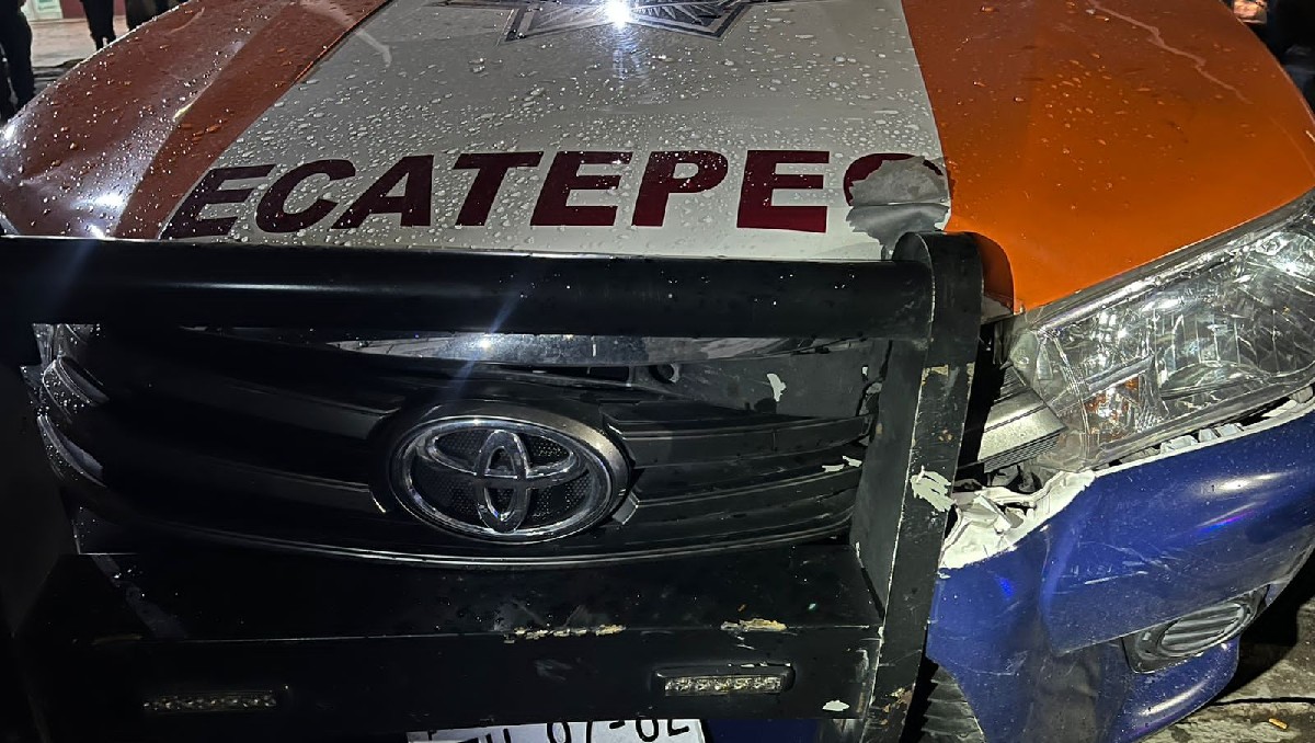 Unidad de la policía de transito de Ecatepec con daños por la agresión de los piperos (Especial)