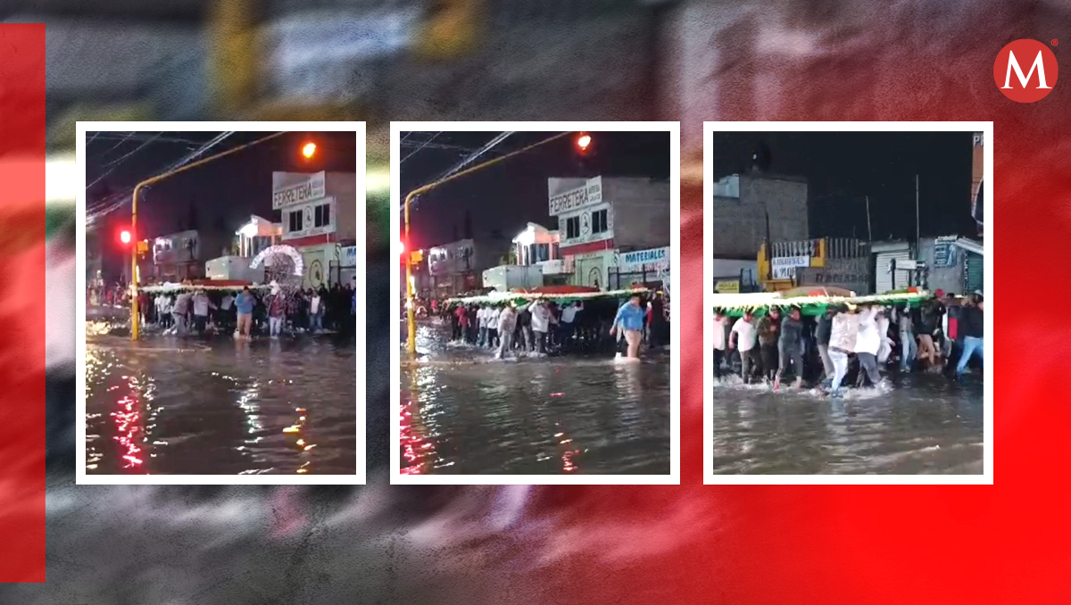 Creyentes caminan por calles inundadas de San Mateo Atenco, Edomex (Especial)