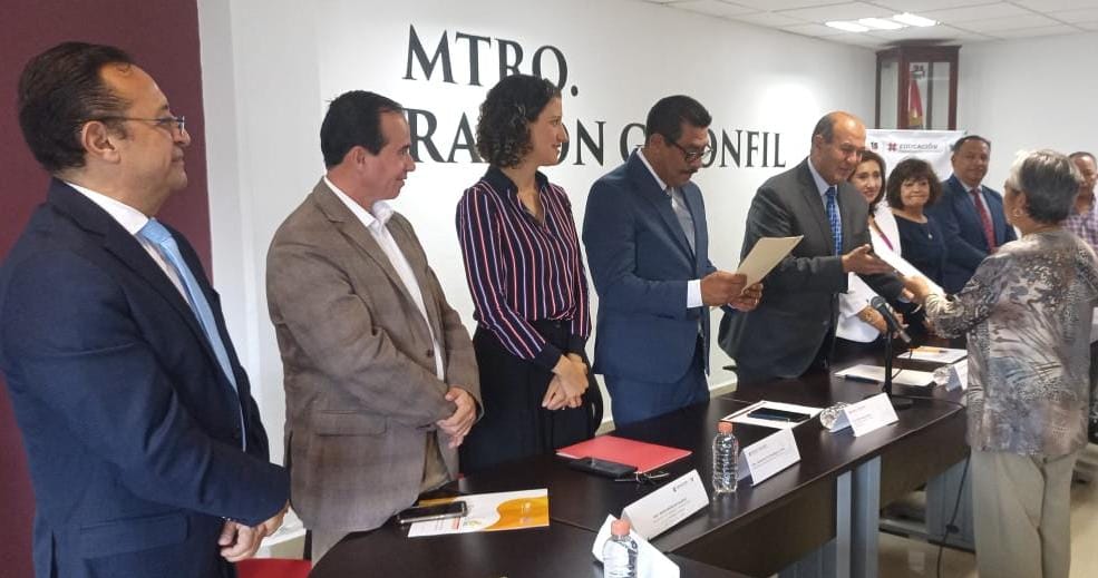 Entregan reconocimientos de manera simbólica a 5 docentes.
