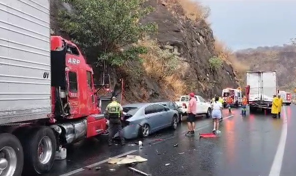 Equipos de rescate atienden colisión múltiple en la autopista Guadalajara-Colima