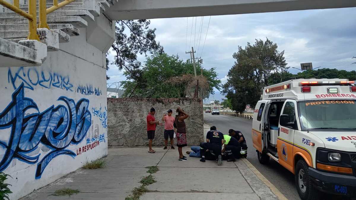 Joven cae de un puente peatonal en Chilpancingo. | Especial