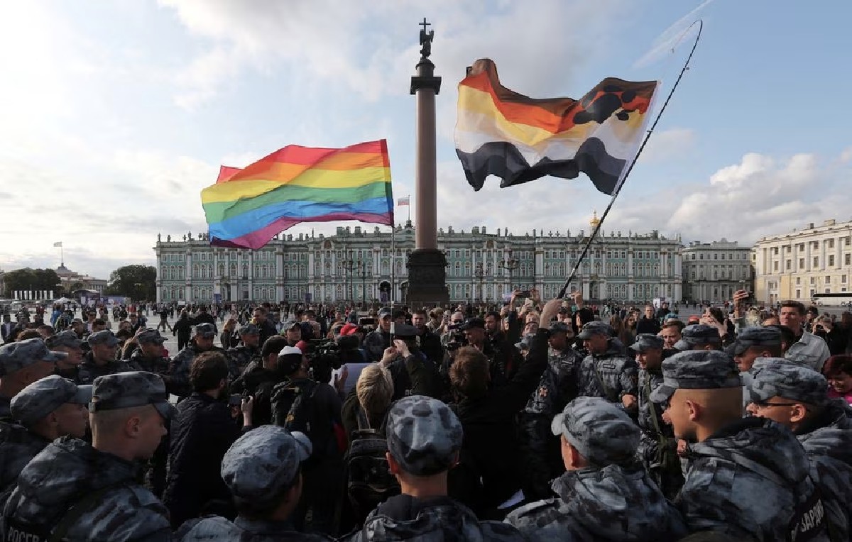 Oficiales rusos interviniendo marcha LGBT en San Petersburgo (Reuters)