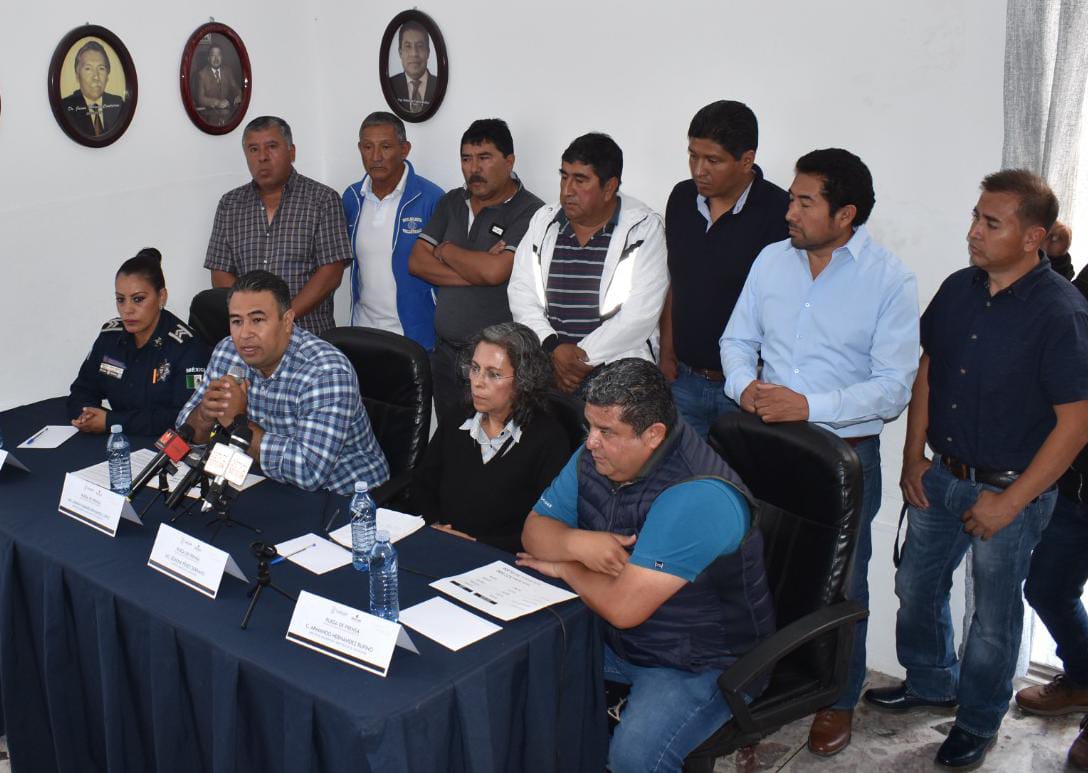 Rosa Elvia García Gasca y Edaena Pérez Serrano fueron presentadas como directora de Policía y secretaria general. (Francisco Villeda)