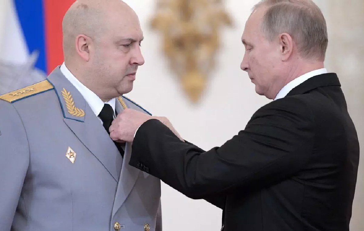 General Serguéi Surovikin condecorado por el presidente Putin (EFE)