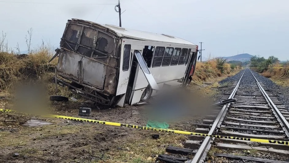 Transporte público choca con tren, dejando tres muertos en Jalisco