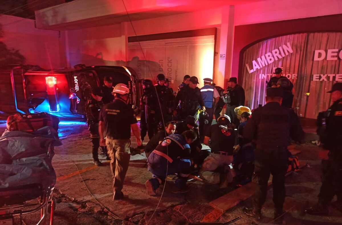 La camioneta quedó sobre la pared de un establecimiento. Foto: Mayte Villasana. Foto: Especial