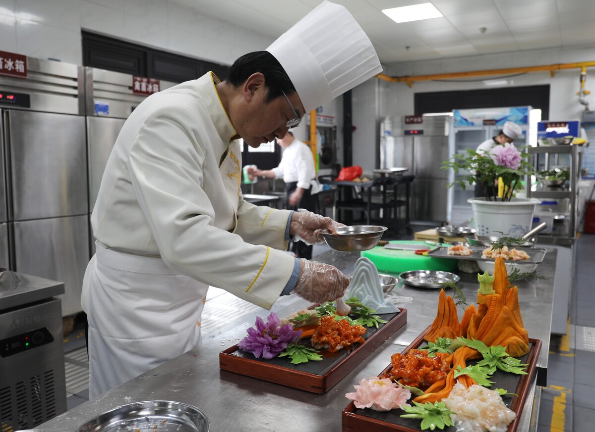 Un chef artesano local prepara un festín de peonías en el condado de Yuncheng,en el este de China. (Xinhua)