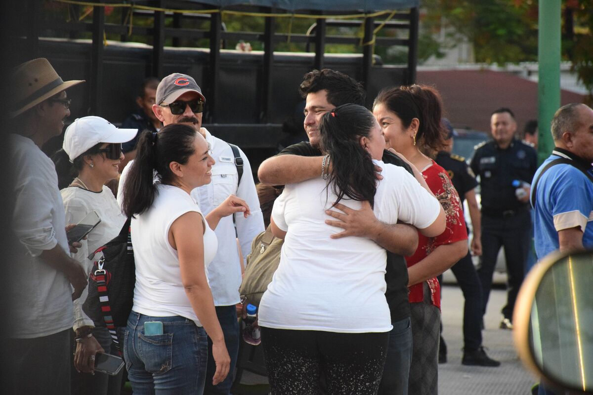El grupo de trabajadores administrativos de SSyPC regresaron con vida con sus familiares. (Cuartoscuro)