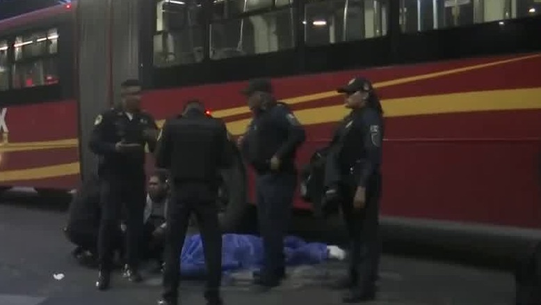 Mujer pierde la vida tras ser arrollada por el Metrobús en Insurgentes, Ciudad de México