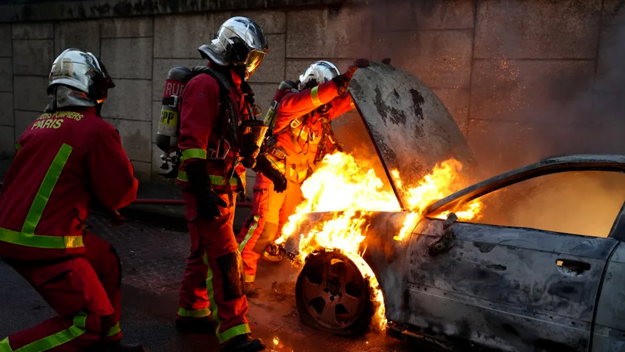 Tercera noche de disturbios en Francia, incendian autos y edificios en París