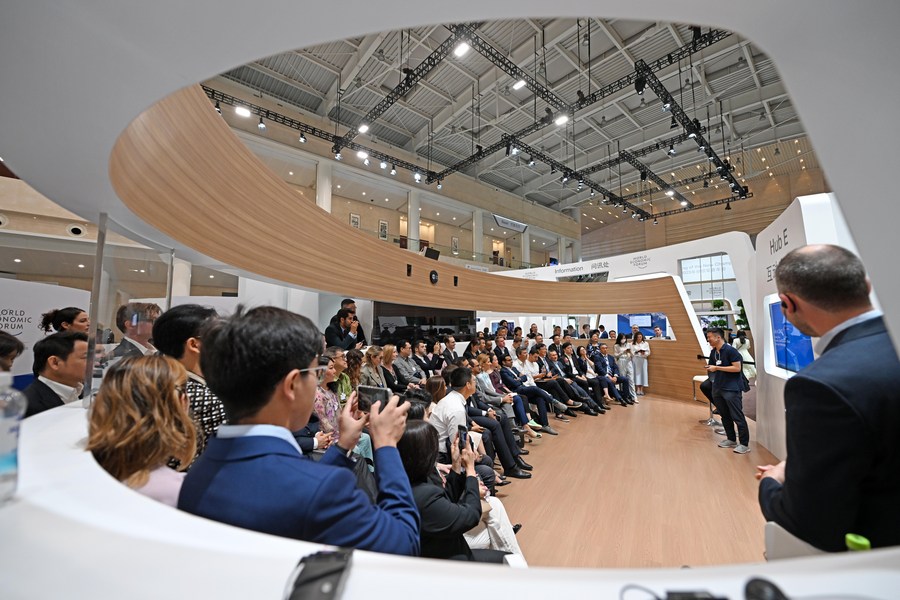 Personas asisten a la 14ª Reunión Anual de los Nuevos Campeones, también conocida como Davos de Verano. (Xinhua/Zhao Zishuo)