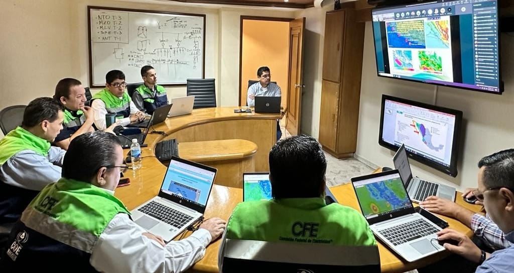 Trabajadores de CFE monitorean avance del huracán 'Beatriz'. | Especial