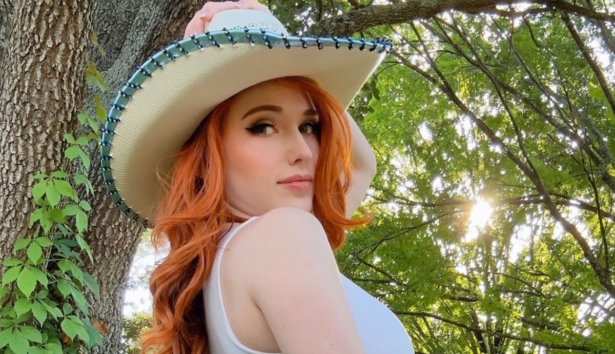 Amouranth  / Twitter
