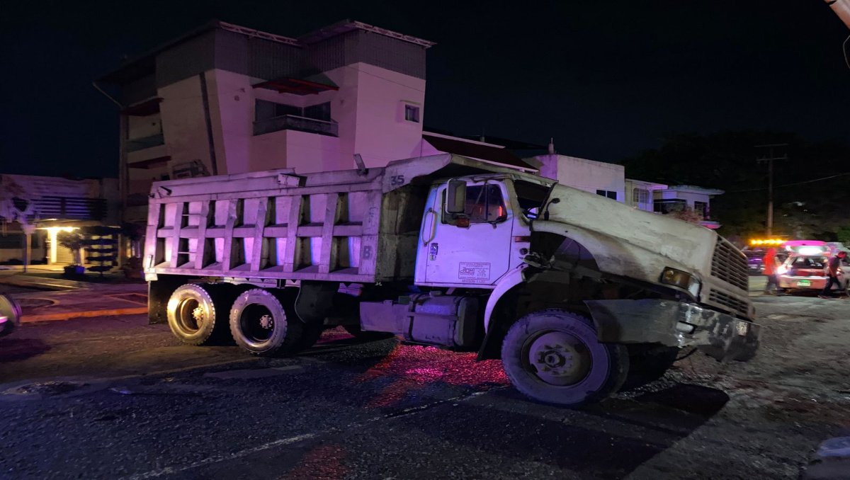 Camión de volteo se impacta contra tienda de uniformes en Michoacán