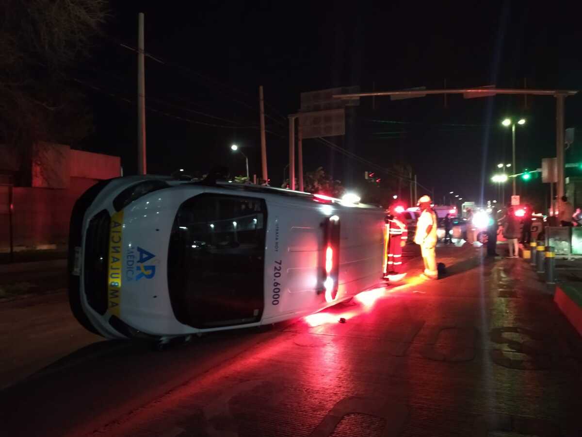 Uno de los lesionados es una mujer de 80 años con problemas cardíacos que viajaba como paciente y era trasladada al hospital.