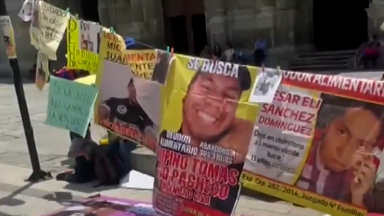 Activistas exhiben tendedero de deudores alimentarios en Oaxaca; exigen que se aplique la Ley Sabina