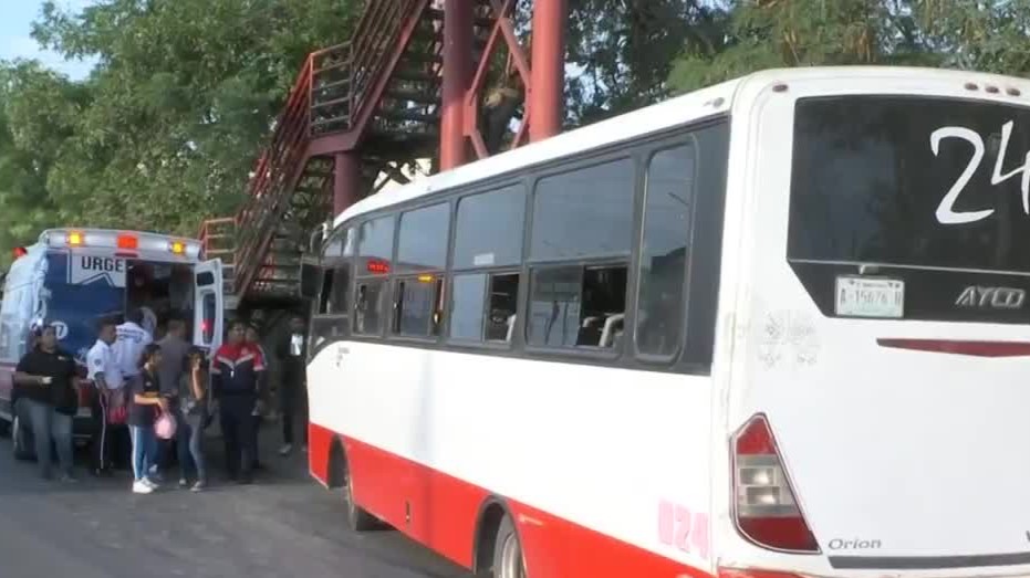 Camión de la ruta 318 choca con puente peatonal en Apodaca, Nuevo León