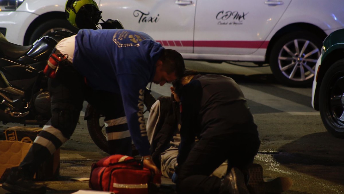 Motociclista herido tras caer de su unidad por encharcamiento en alcaldía Coyoacán
