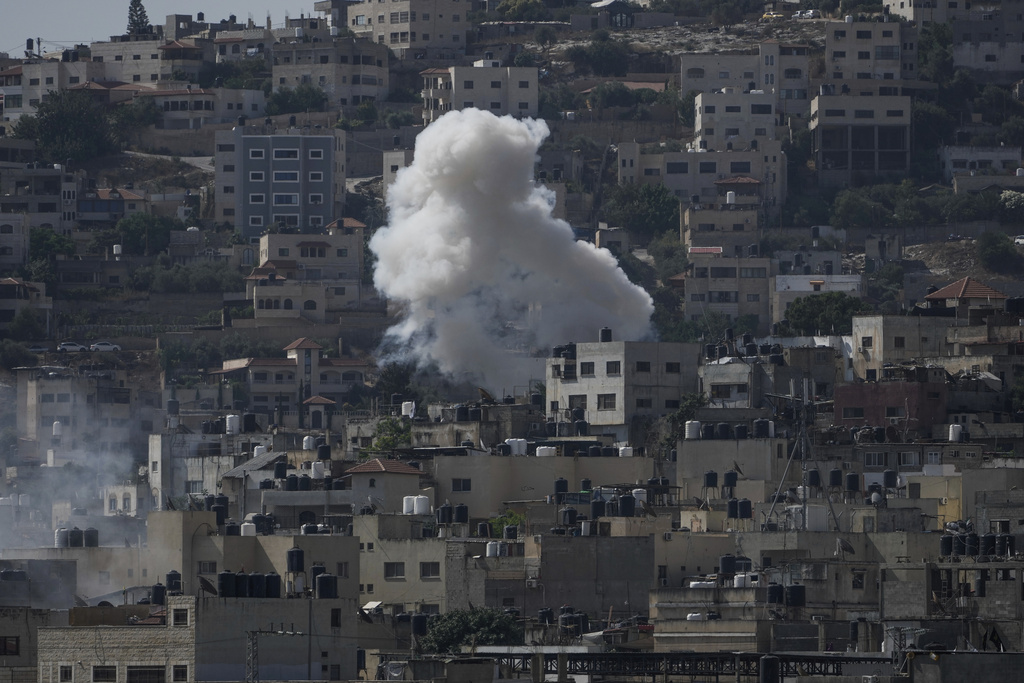 Una humareda se alza durante una redada israelí en el bastión miliciano de Yenín, en la ocupada Cisjordania, el lunes 3 de julio de 2023 | AP