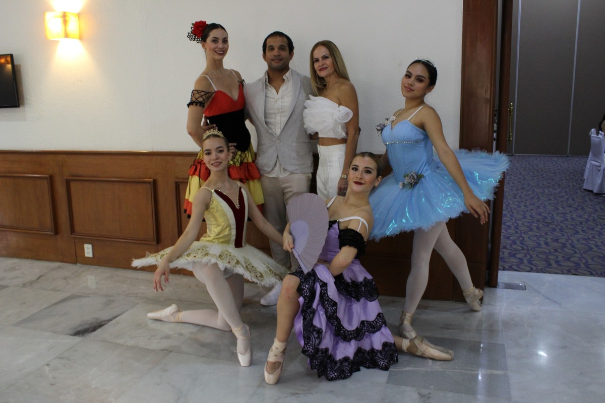 Jonhal Fernández y Leticia Velarca con algunas de las bailarinas del montaje 'Don Quixote' (Enrique Vázquez)