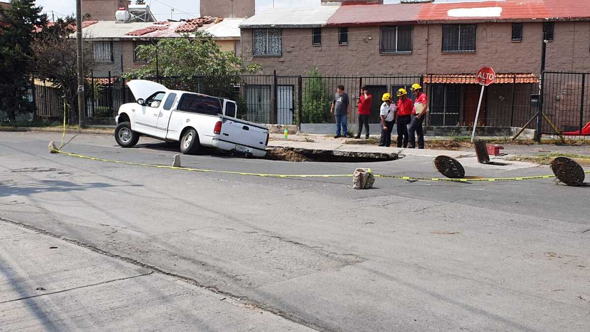 Mega socavón sorprende a vecinos de Bosques del Centinela en Zapopan (Juan Carlos Munguía)