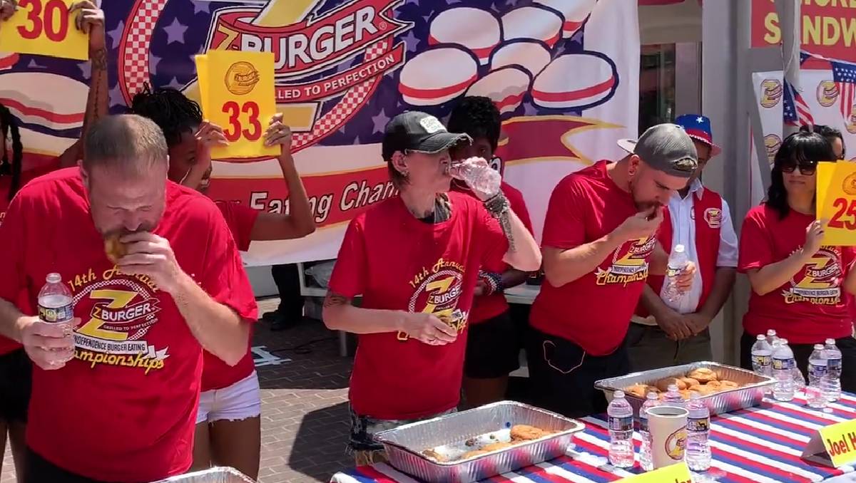 Molly Schuyler lleva 9 años como campeona de comer hamburguesas. (Especial).