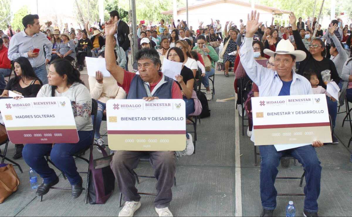 Esta semana en Pachuca se hará entrega de los plásticos restantes a personas que no acudieron en tiempo y forma en las sedes regionales (Cortesía)