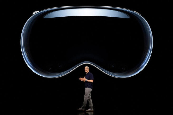El Vision Pro tiene un precio de salida de 3 mil 499 dólares.| Reuters