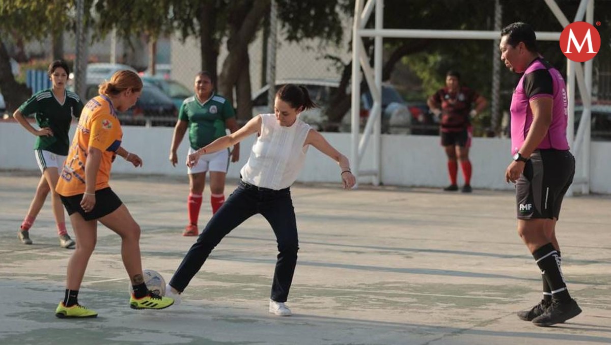 Claudia Sheinabum muestra sus habilidades en el futbol. Foto: Especial
