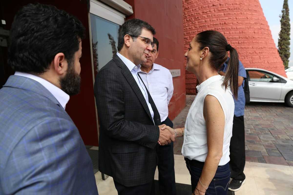 Claudia Sheinbaum con Máximo Vedoya, presidente de CAINTRA | Raúl Palacios