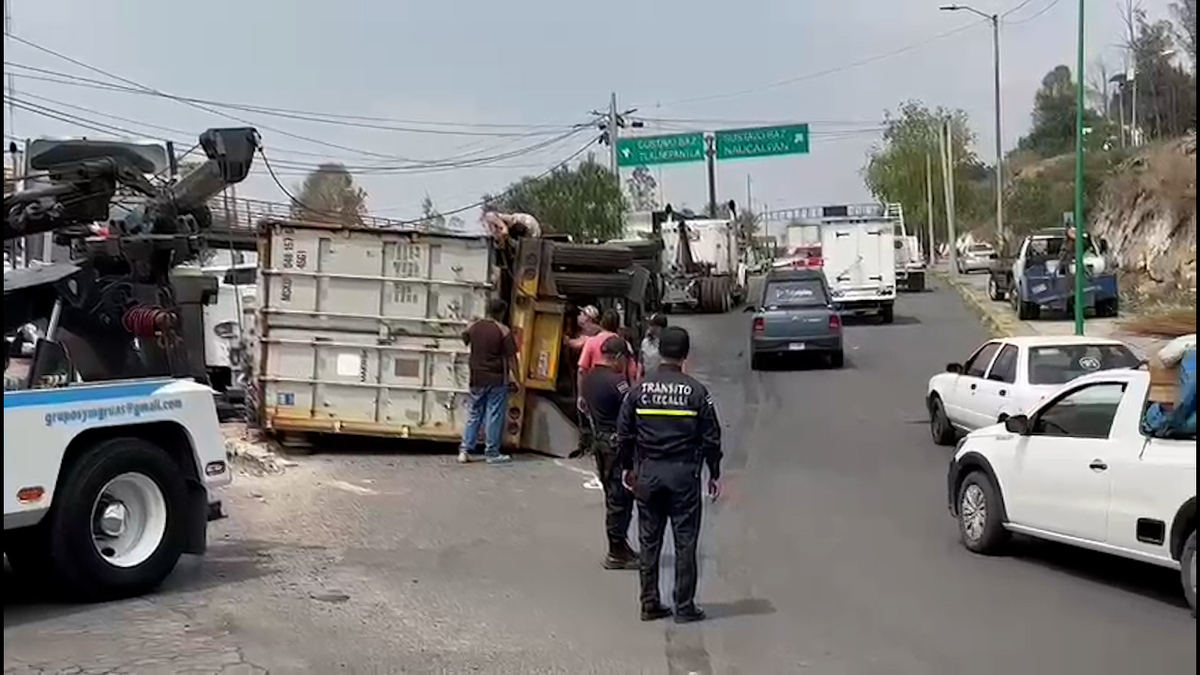 En Cuautitlán Izcalli, tráiler vuelca enfrente a estación del Mexibús