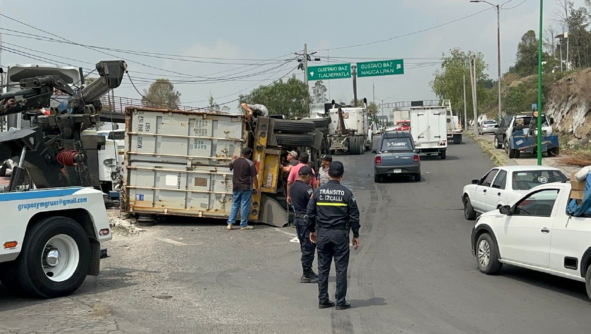 En Cuautitlán Izcalli, tráiler vuelca enfrente a estación del Mexibús. | Fernando Cruz