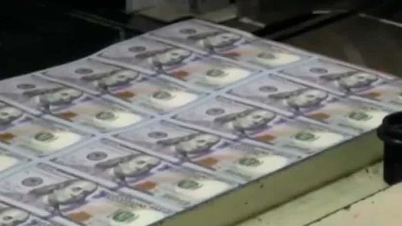 Dólar rompe la barrera de los 17 pesos; se fortalece la moneda mexicana