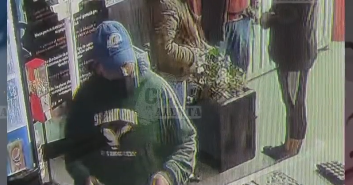 El hombre entró sin pertenencias al gimnasio. | Captura