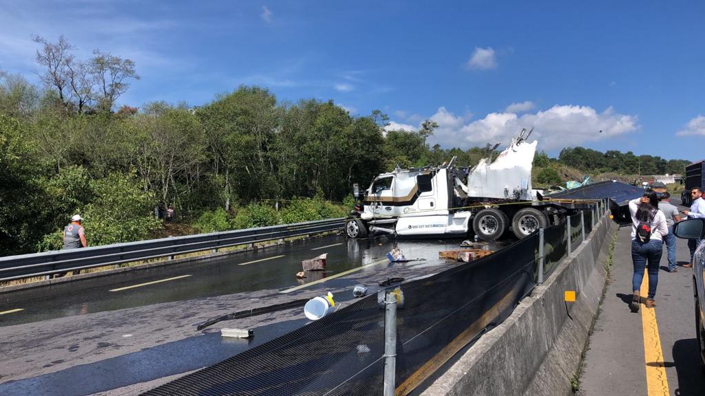 El tráiler terminó volcado en la autopista.