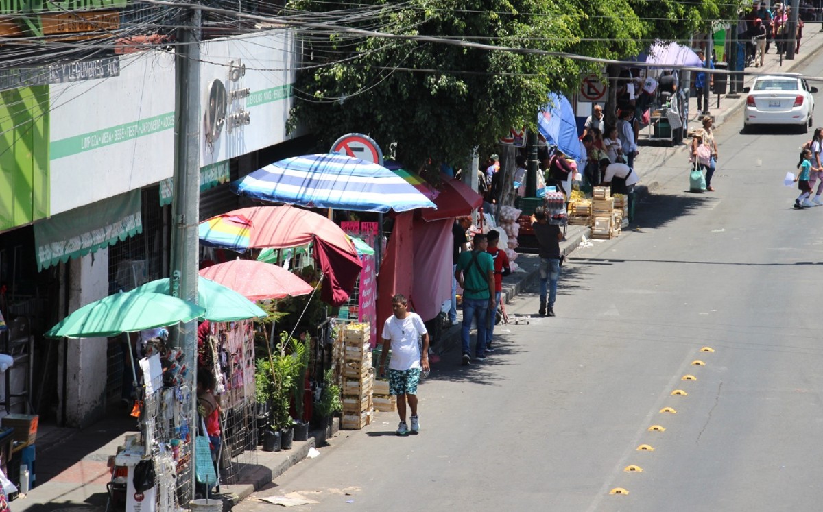Foto: Daniela Béjar | Ambulantes de Colombia y Honduras, invaden la Miguel Alemán