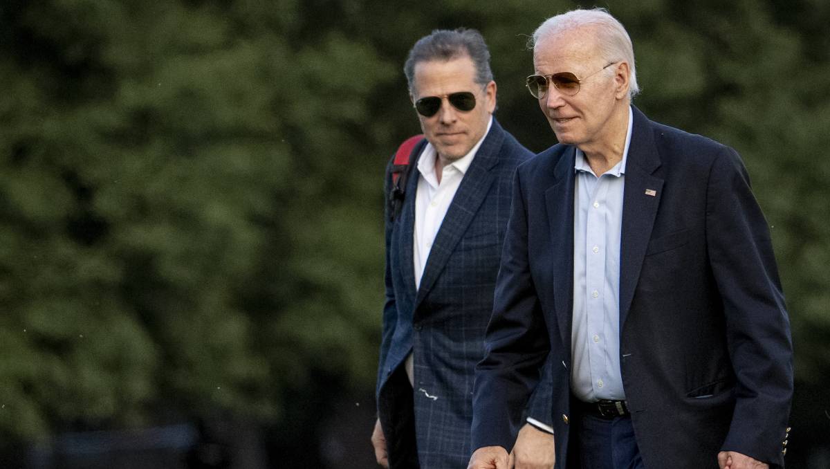 Joe Biden llega a la Casa Blanca en compañía de Hunter Biden. (AP).