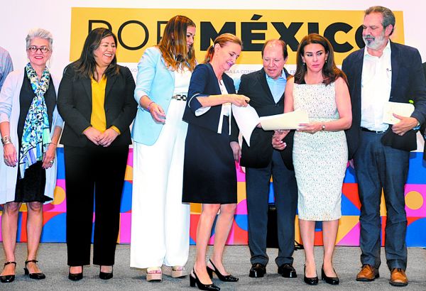 McCarthy (al centro) acompañada por representantes de PAN, PRI y PRD. Javier Ríos