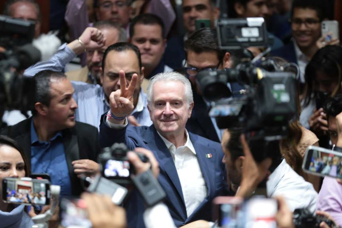 Mensae de Santiago Creel después de registrarse como aspirante a la candidatura presidencial. │Jesús Quintanar