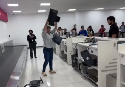 Una mujer causó daños en un mostrador de una aerolínea del AICM. | Especial