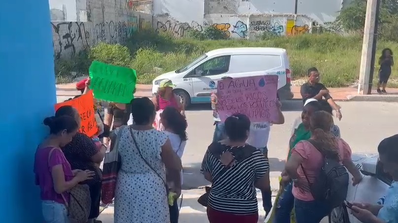 Protestantes en instalaciones de concesionaria Aguakan.