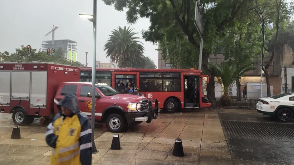 Reportan 10 lesionados tras choque de Metrobús contra poste en la CdMx