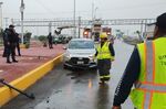 Auto sufre accidente al pasar sobre agua acumulada por lluvias en Periférico de Torreón