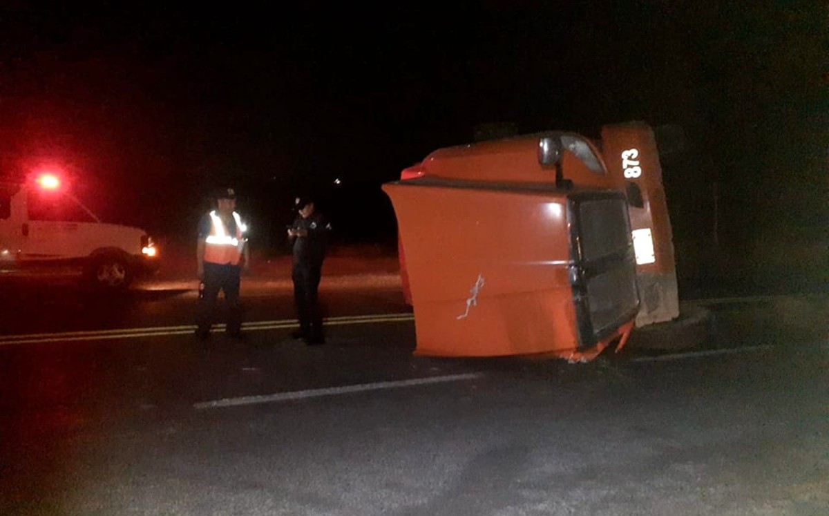Volcadura de tractocamión en carretera Victoria-Monterrey