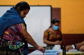 Ciudadanas guatemaltecas ejerciendo su derecho a voto durante la primera vuelta de las elecciones presidenciales en Ciudad de Guatemala (Reuters)