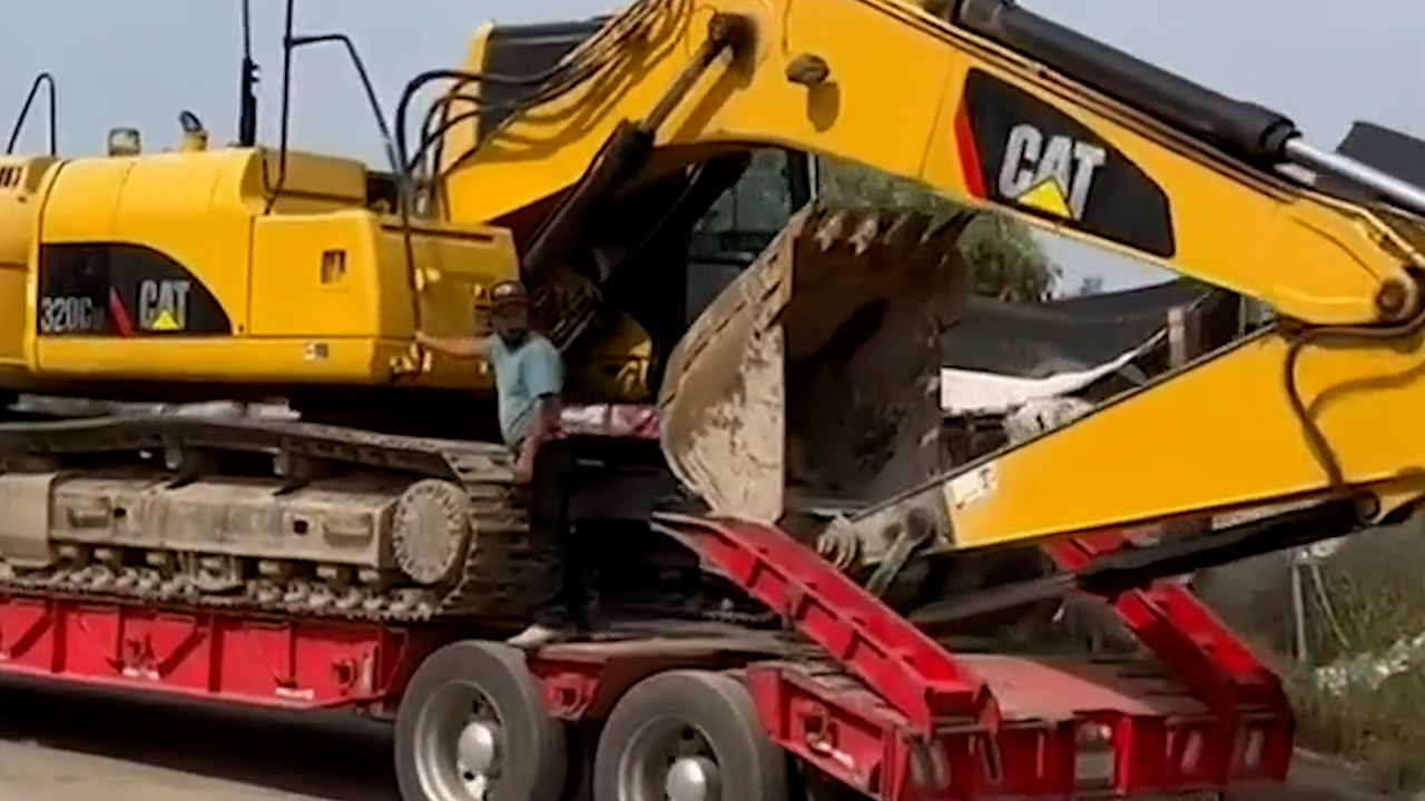 Han pasado 24 horas del derrumbe de un basurero en Naucalpan; dos trabajadores siguen atrapados