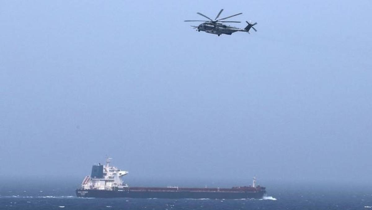 Un helicóptero estadunidense protege un barco en el Golfo de Omán. (Reuters).