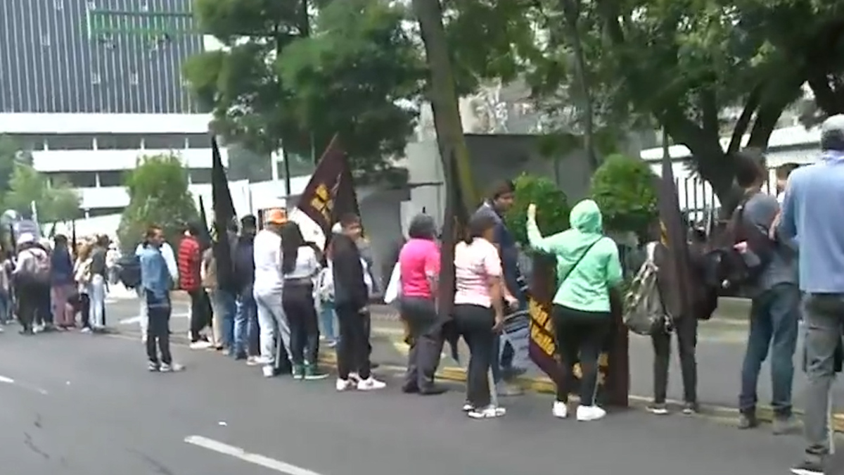 Integrantes del Frente Social Ciudadano protestan sobre avenida Eje Central