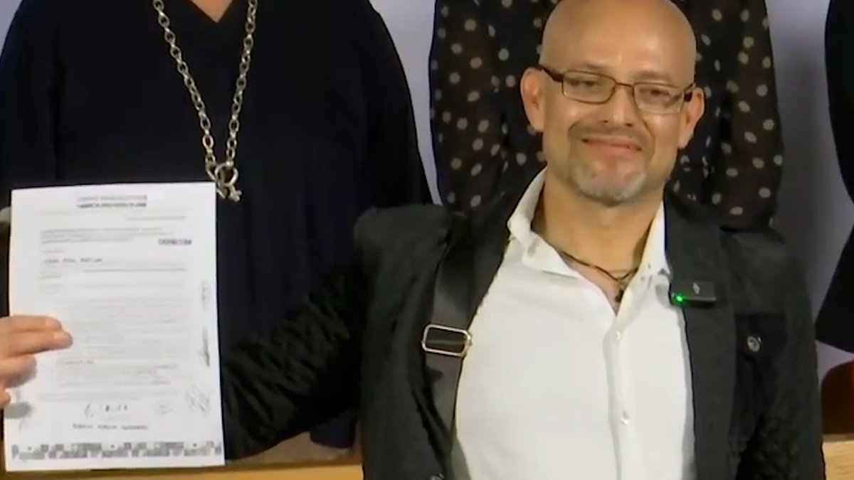 Israel Rivas se registra para competir por la candidatura presidencial de la oposición